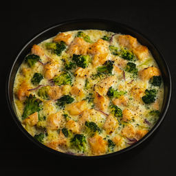 Запеканка с форелью, брокколи и сыром