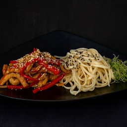 Филе цыпленка по-сычуаньски с миксом болгарского перца с кунжутной лапшой с овощами