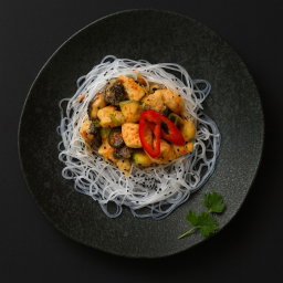 Рагу из цыпленка в тайском карри  с кокосовыми сливками, на рисовой лапше в кунжутном масле