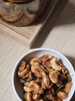 Spicy Salted Egg Cashew Crunch