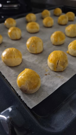 Pineapple Balls (8 pcs) 