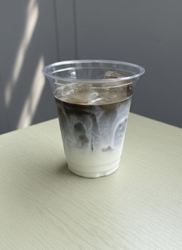 iced hojicha latte