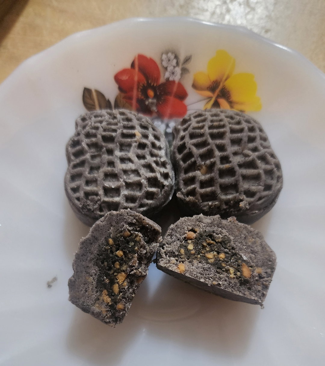 Eggless black sesame peanut cookies with black sesame peanut filling!