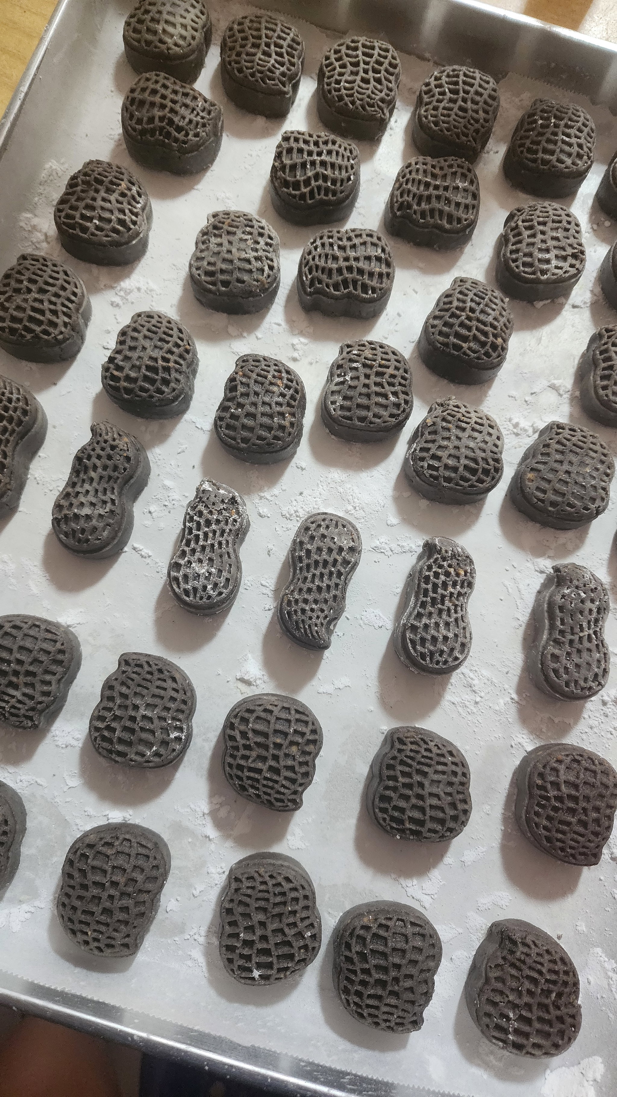 Eggless black sesame peanut cookies with black sesame peanut filling!_1