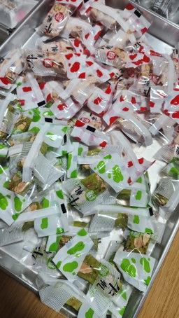 Gift pack for 4 items! $6 per box! Minium order 20 boxes! U can choose from cookies , nougat and candy!