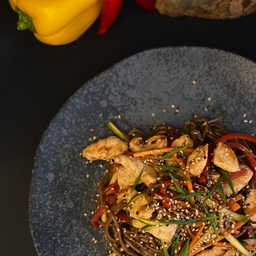 Азиатская соба с курицей и овощами в соусе терияки