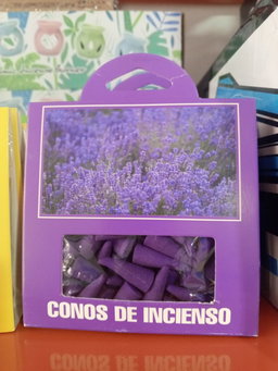 Conitos de incienso con aroma.