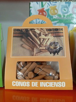 Conitos de incienso con aroma.
