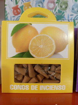Conitos de incienso con aroma.