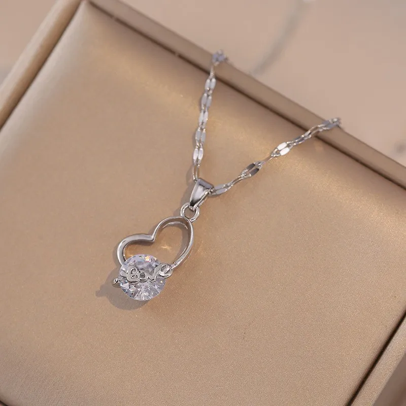 Collier en forme de cœur gravé Love en acier inoxydable