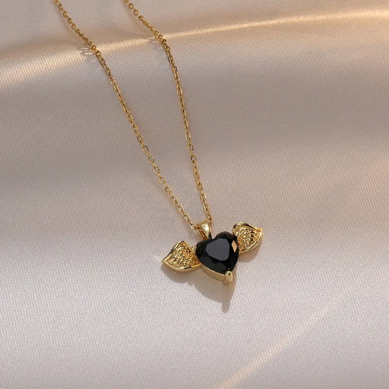 Collier ailes et pierre noir