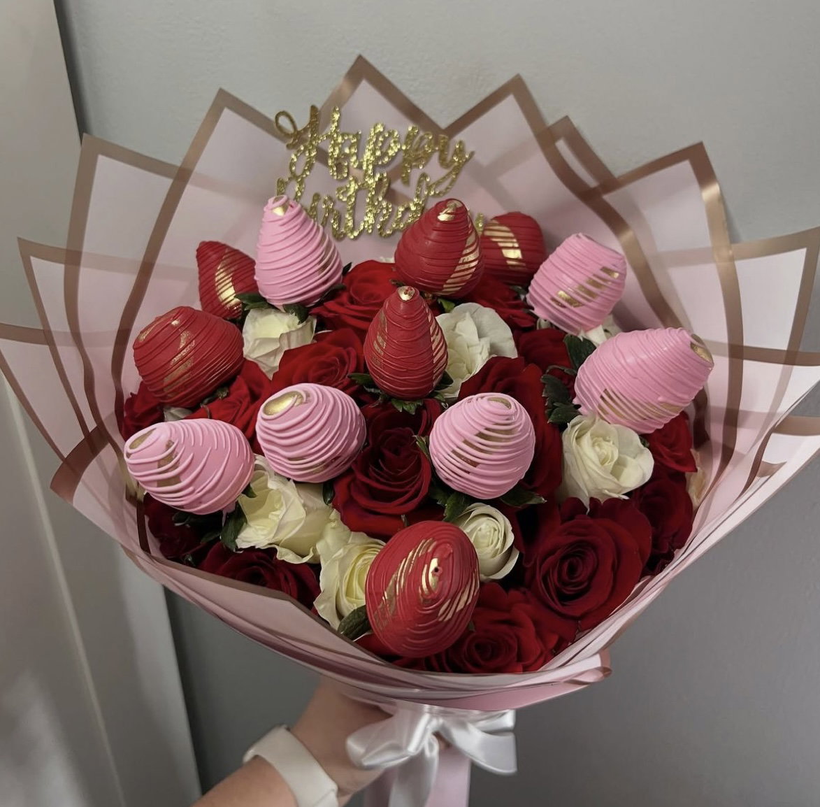 Strawberry bouquet with roses _0