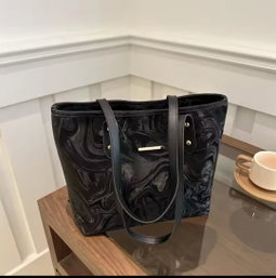 Luxury woman fashion tote bag  Metarial : pu lather Color: black