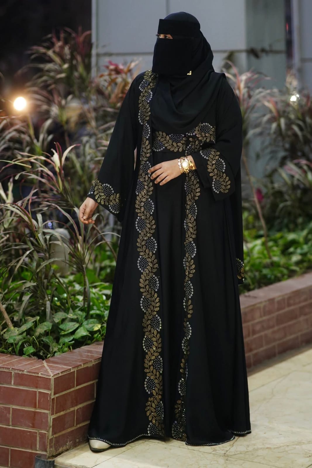 Nurjahan Abaya  গোল্ডেন এন্ড সাদা মাল্টি কালার স্টোন পাথরের কাজ করা_2