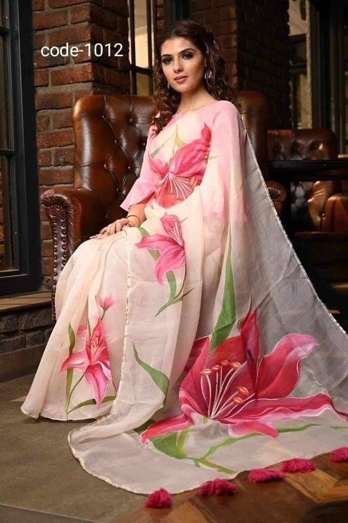 হাফসিল্ক শাড়ীতে হ্যান্ডপ্রিন্ট তুলির কাজ করা_1
