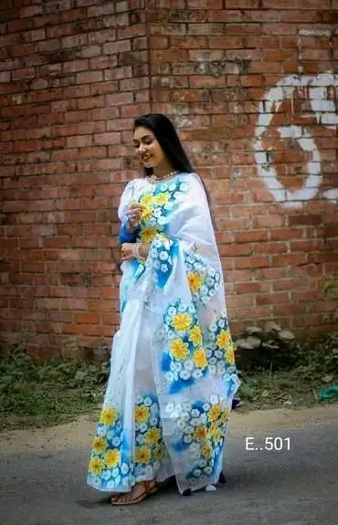 হাফসিল্ক শাড়ীতে হ্যান্ডপ্রিন্ট তুলির কাজ করা_2