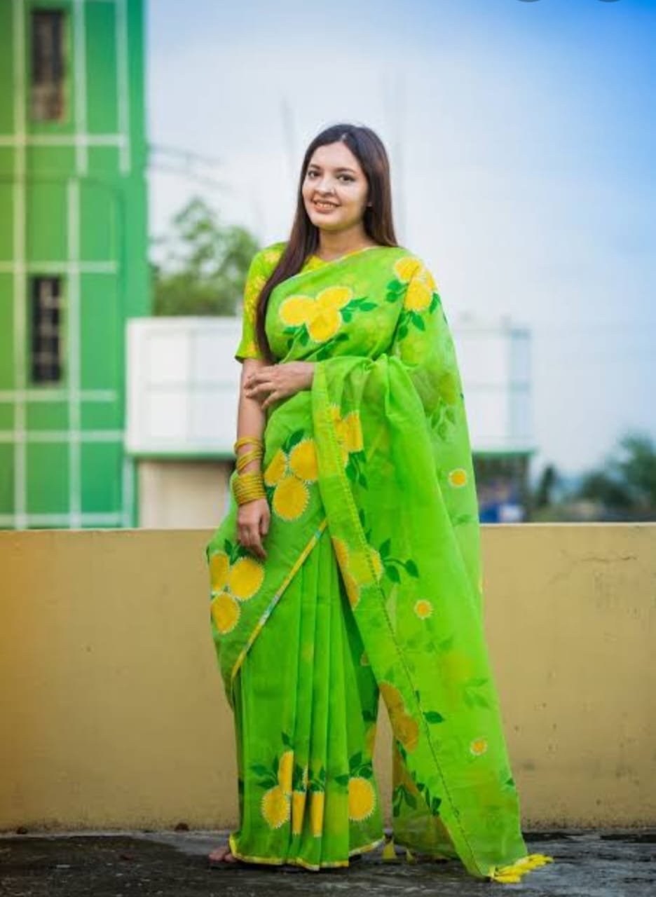 হাফসিল্ক শাড়ীতে হ্যান্ডপ্রিন্ট তুলির কাজ করা_13