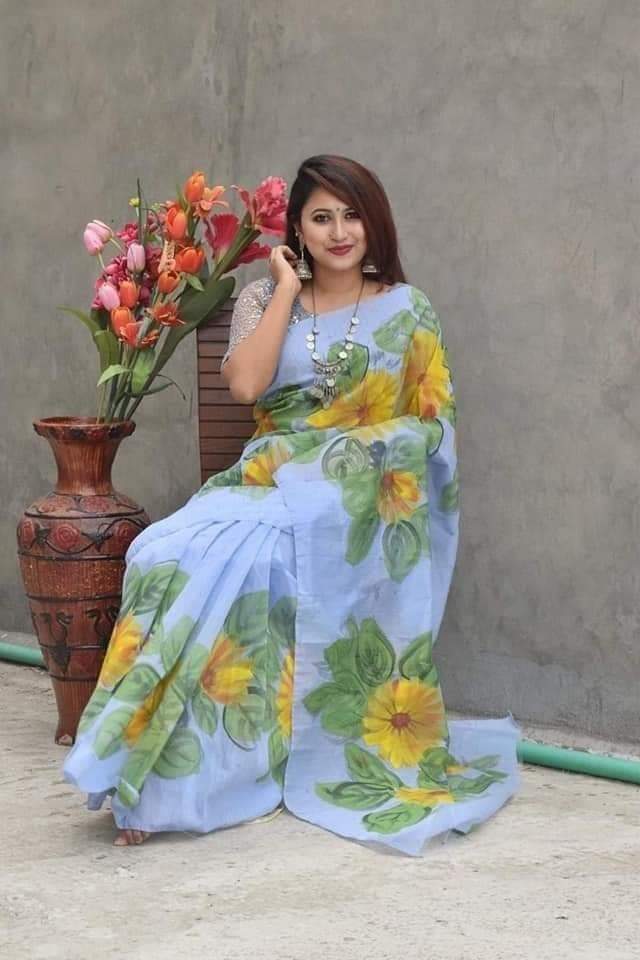 হাফসিল্ক শাড়ীতে হ্যান্ডপ্রিন্ট তুলির কাজ করা