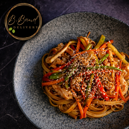Fideos asiáticos con camarones y vegetales en salsa unagi