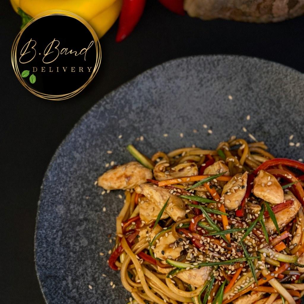 Fideos asiáticos con tiras de pechuga de pollo y verduras en salsa teriyaki_0
