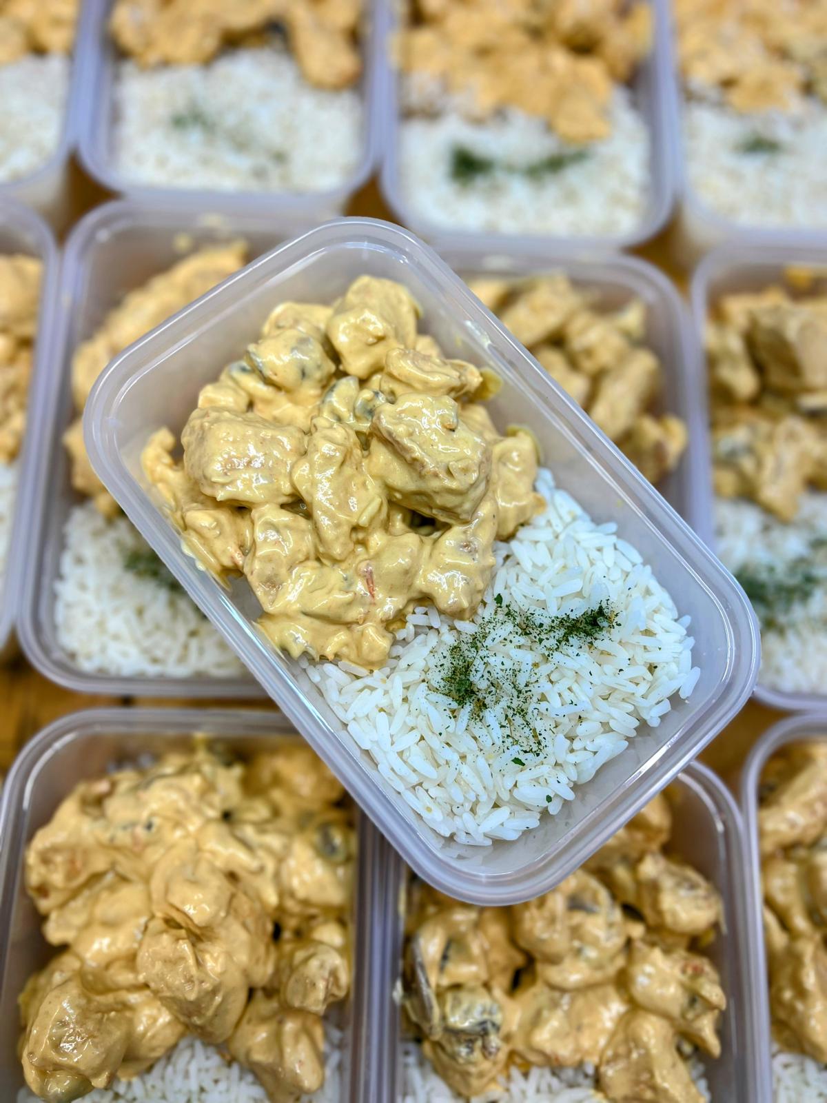 Strogonoff de frango com arroz, cogumelos e batata_1