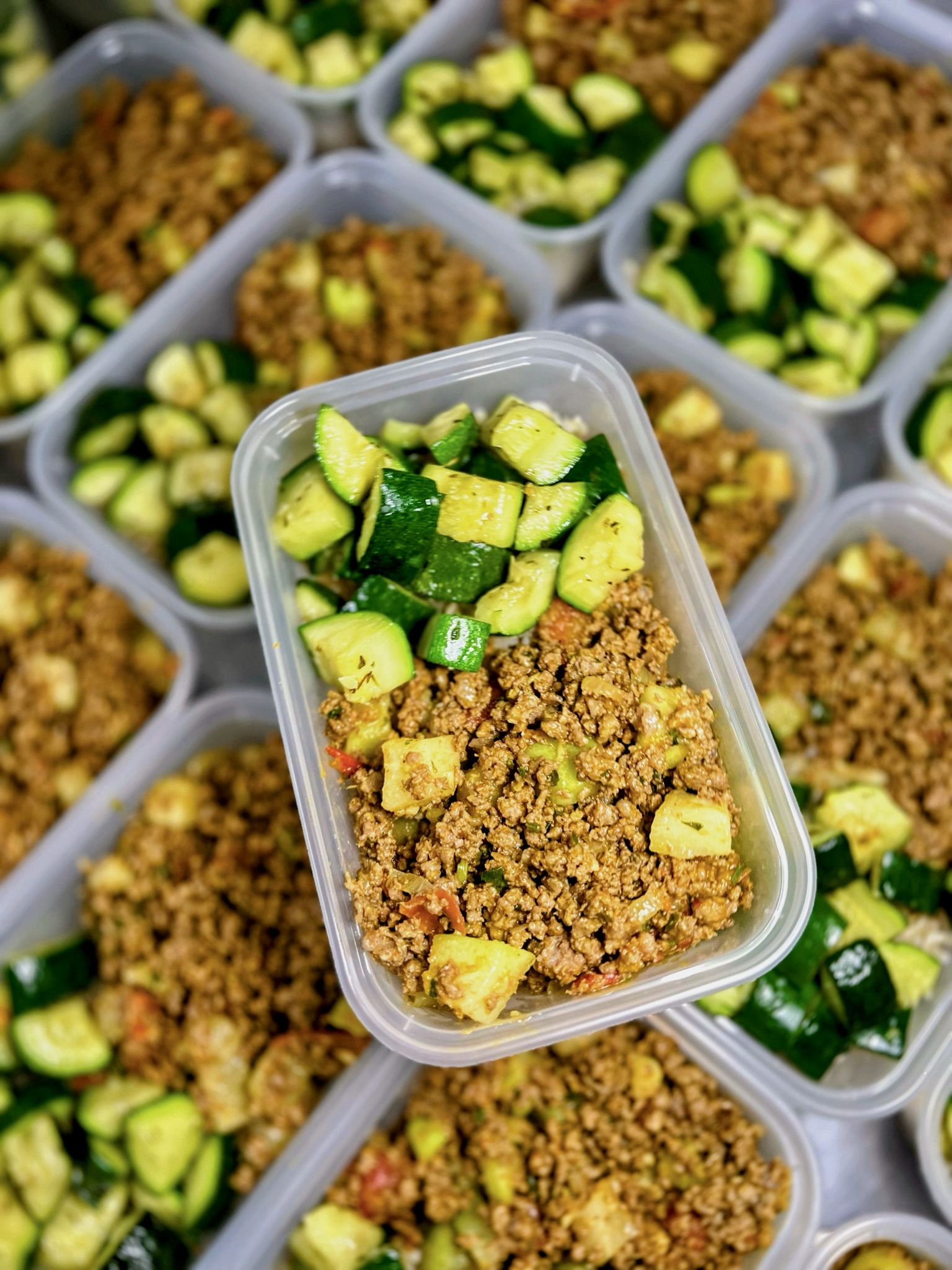 Carne moída com vegetais, arroz integral com cenoura e abobrinha_0