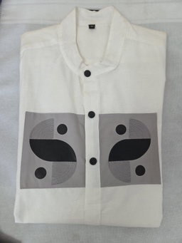 Chemise à trois boutons