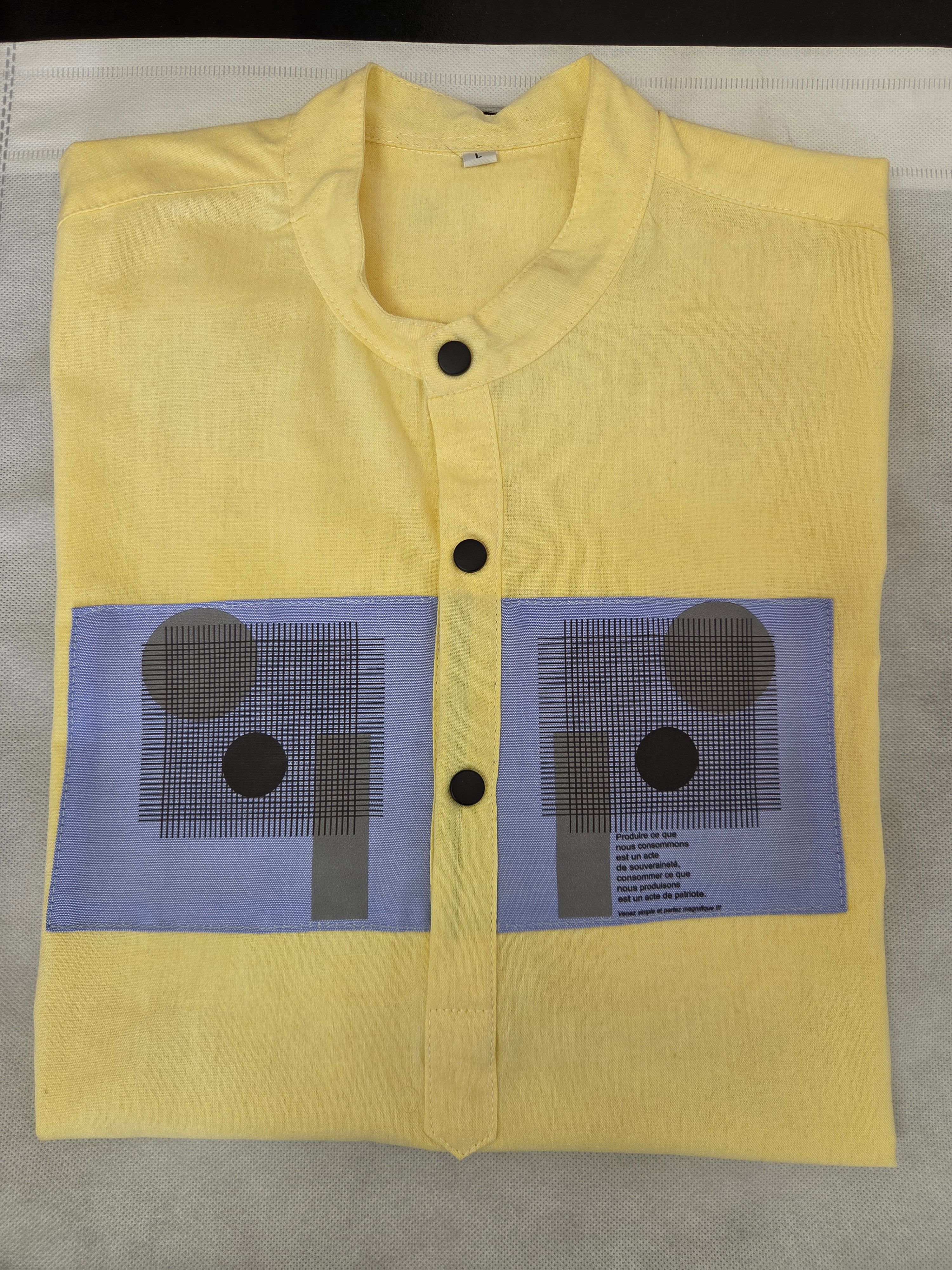 Chemise à trois boutons