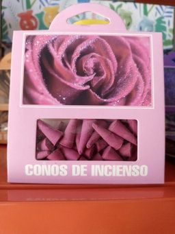 Conitos de incienso con aroma.