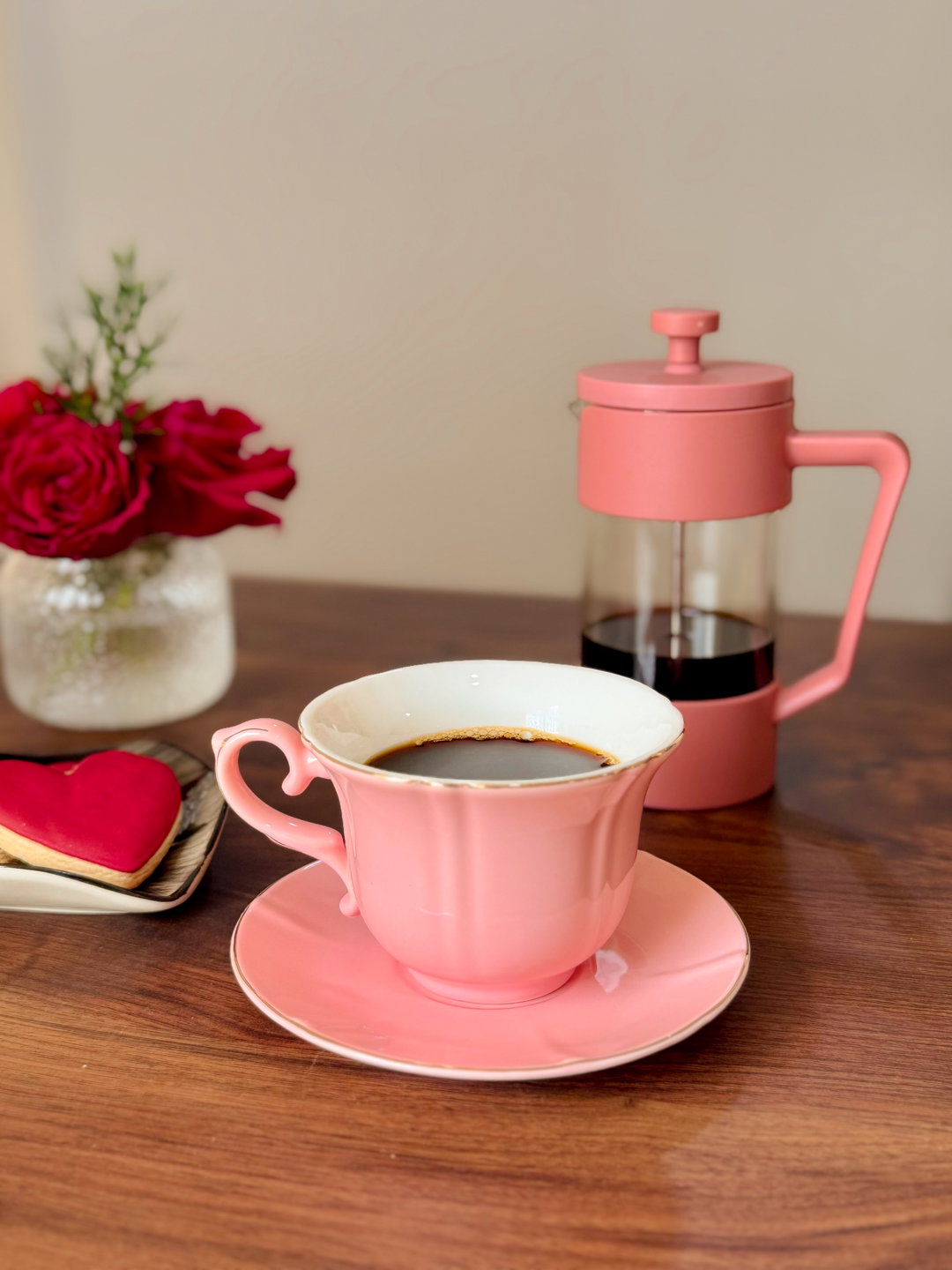 Taza rosada de bordes dorados 