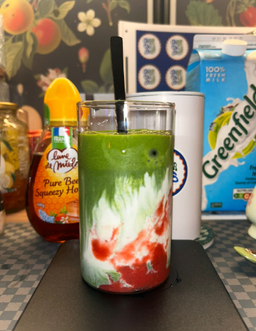 🍓 Strawberry Matcha Latte