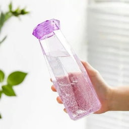 Bouteille d'eau en verre au design diamanté