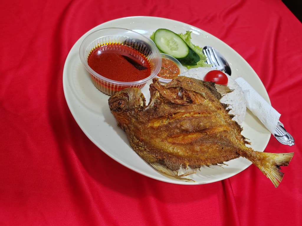 SF77 Bawal Goreng (white rice x1)