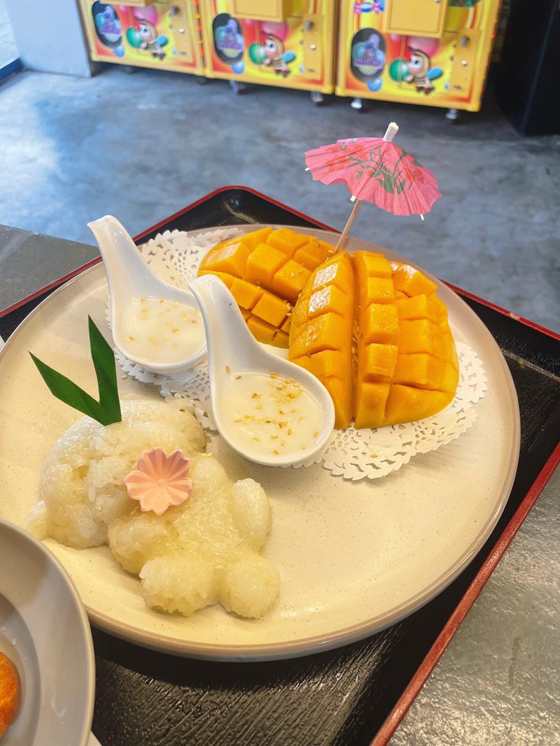 BD104 Thai Dessert - Thai Mango Sticky Rice (whole Mango)
