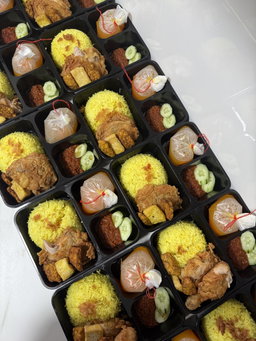 MAMA’S NASI AYAM PENYET