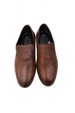 Cap-toe dress shoes 