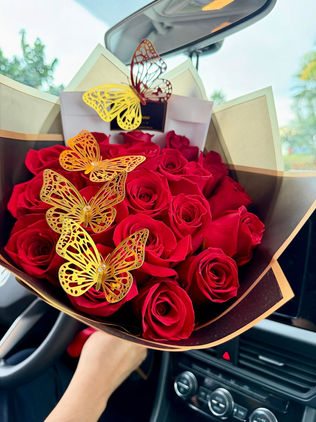 Butterflies for you (20 roses)