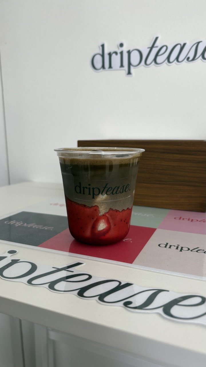 strawberry hojicha latte