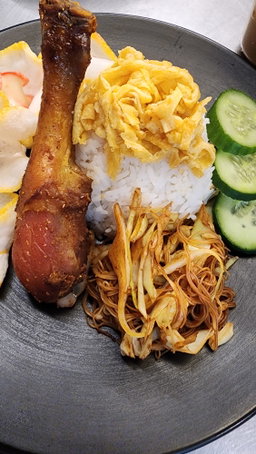 Nasi Uduk - Coconut rice with chicken