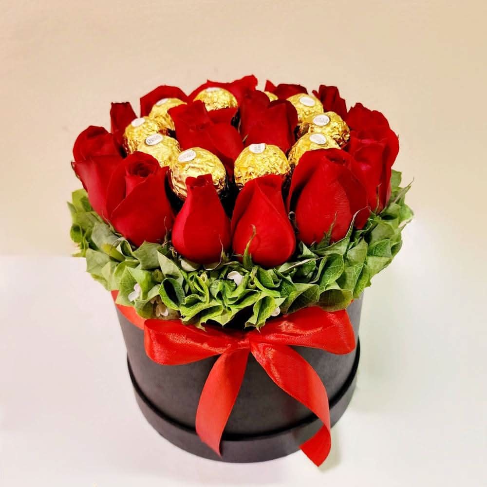 Caja de rosas con 10 chocolates ferrero