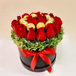 Caja de rosas con 10 chocolates ferrero