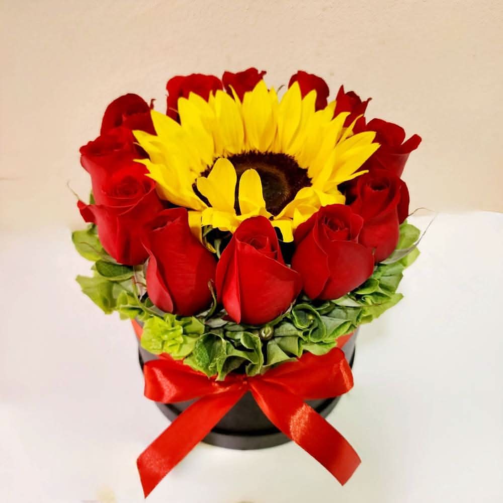 Caja de rosas con Girasol
