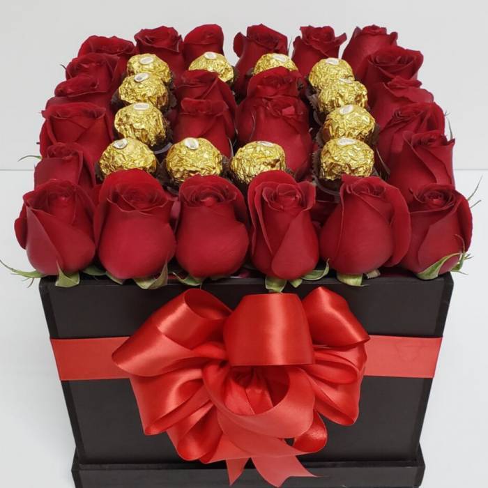 Caja de rosas rojas con chocolates 24 piezas_0