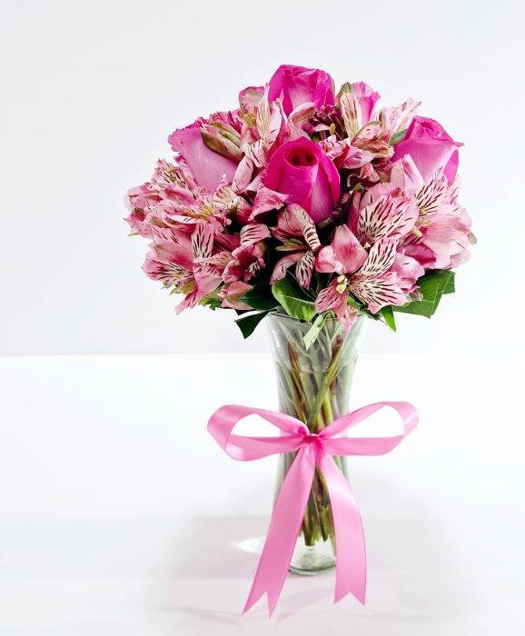 Arreglo con rosas y astromelias
