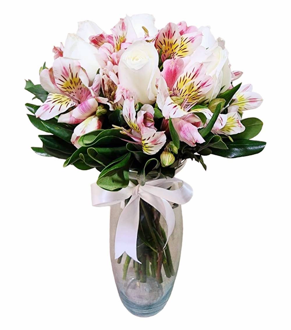 Florero de 6 rosas blancas con astromelias color rosa con listón