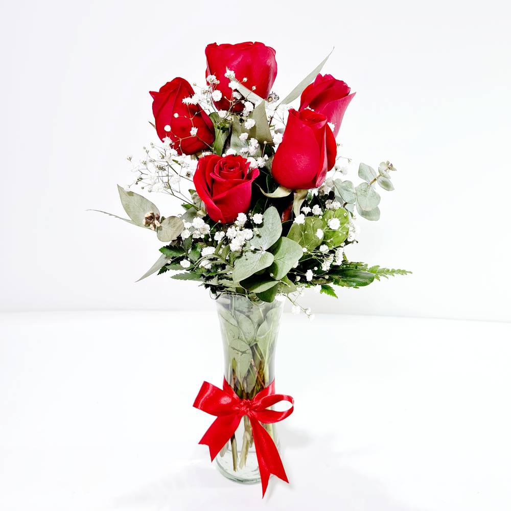 Arreglo con rosas rojas en florero