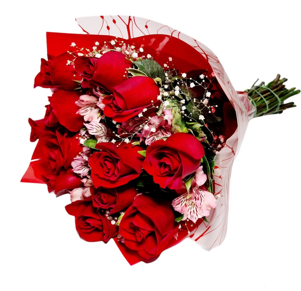 Ramo de 12 rosas rojas y demás flores envueltas en papel