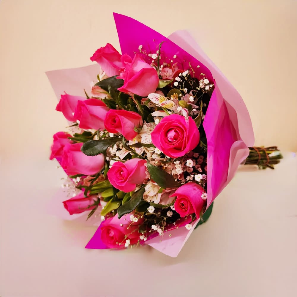Ramo de 12 rosas rosa con follaje y doble papel_0
