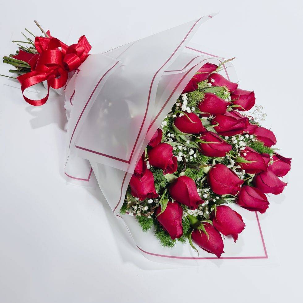 Ramo de rosas y gypsophylia 24 piezas