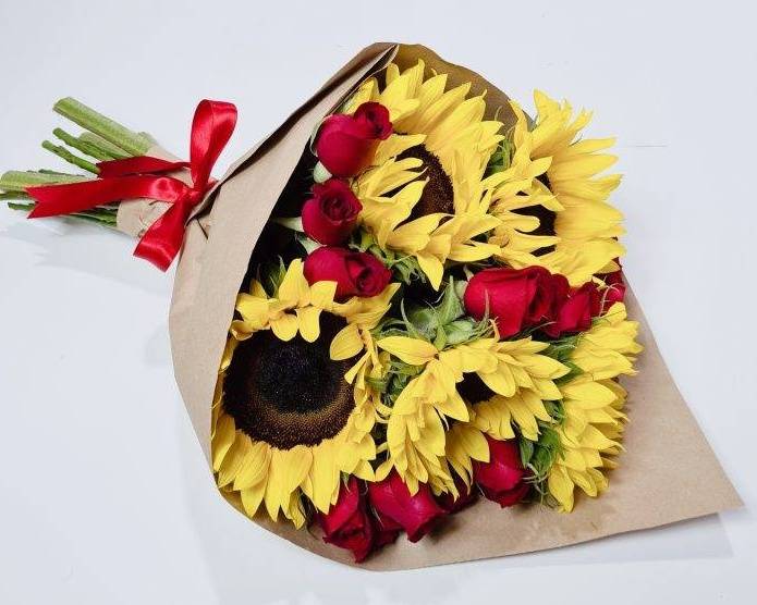 Ramo de 5 girasoles 10 rosas rojas